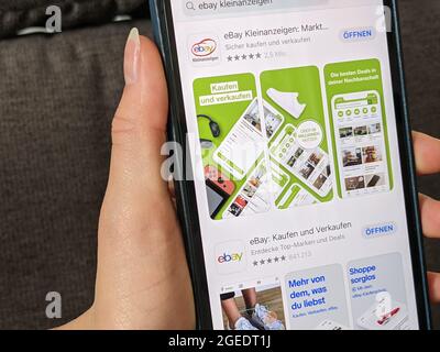 Berlin, Deutschland. August 2021. Die eBay Kleinanzeigen-App im Apple App Store auf einem iPhone. Die Kleinanzeigen-Plattform ist einer der am weitesten reichenden Online-Dienste in Deutschland. Quelle: Christoph Dernbach/dpa/Alamy Live News Stockfoto