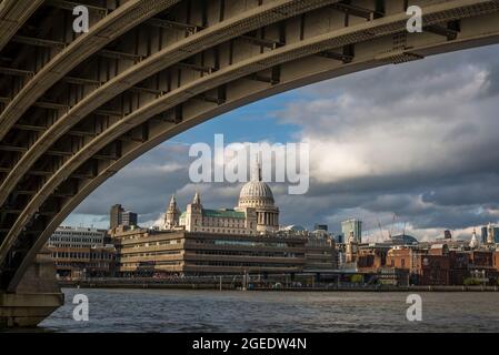 Blick auf die City of London mit der Unterseite der neuen Blackfriars Bridge, London, England, Großbritannien Stockfoto