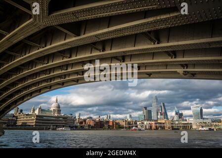 Blick auf die City of London mit der Unterseite der neuen Blackfriars Bridge, London, England, Großbritannien Stockfoto