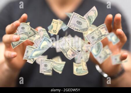 Die Hände des Geschäftsmannes halten die schwimmenden Dollar-Banknoten-Business- und Bankkonzept Stockfoto