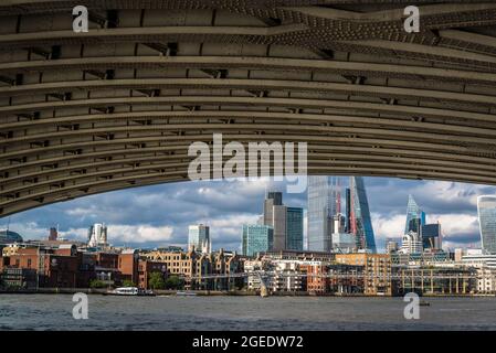 Blick auf die City of London mit der Unterseite der neuen Blackfriars Bridge, London, England, Großbritannien Stockfoto