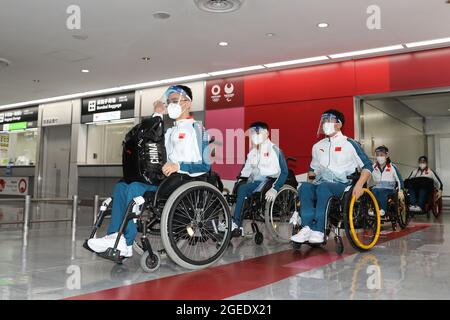 Tokio, Japan. August 2021. Mitglieder der chinesischen Paralympischen Delegation treffen am 19. August 2021 am Flughafen Narita zu den bevorstehenden Olympischen Spielen in Tokio, Japan, ein. Quelle: Du Xiaoyi/Xinhua/Alamy Live News Stockfoto