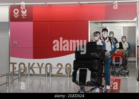 Tokio, Japan. August 2021. Mitglieder der chinesischen Paralympischen Delegation treffen am 19. August 2021 am Flughafen Narita zu den bevorstehenden Olympischen Spielen in Tokio, Japan, ein. Quelle: Du Xiaoyi/Xinhua/Alamy Live News Stockfoto