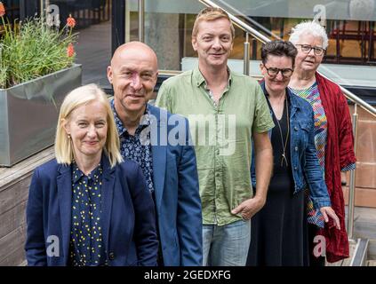 Edinburgh, Großbritannien. 19. August 2021 im Bild: Ambrose Parry (Marissa Haetzman und Chris Brookmyre), Doug Johnstone, Mary Paulson Ellis und Val McDermid, die beim Edinburgh International Book Festival am Edinburgh College of Art auftreten.Alle vier Autoren haben zur Zeit des Book Festivals einen neuen Kriminalroman veröffentlicht. Kredit: Rich Dyson/Alamy Live Nachrichten Stockfoto