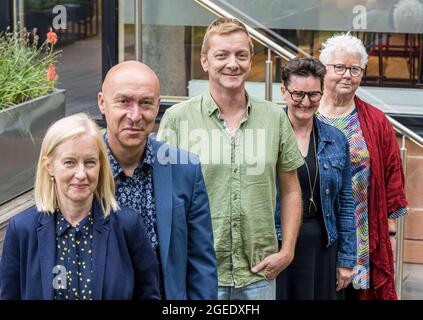 Edinburgh, Großbritannien. 19. August 2021 im Bild: Ambrose Parry (Marissa Haetzman und Chris Brookmyre), Doug Johnstone, Mary Paulson Ellis und Val McDermid, die beim Edinburgh International Book Festival am Edinburgh College of Art auftreten.Alle vier Autoren haben zur Zeit des Book Festivals einen neuen Kriminalroman veröffentlicht. Kredit: Rich Dyson/Alamy Live Nachrichten Stockfoto