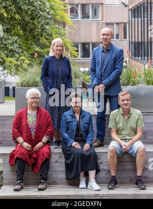Edinburgh, Großbritannien. 19. August 2021 Im Bild: Ambrose Parry (Marissa Haetzman und Chris Brookmyre), Val McDermid, Mary Paulson Ellis und Doug Johnstone treten alle beim Edinburgh International Book Festival auf, das am Edinburgh College of Art stattfindet.Alle vier Autoren haben in der Zeit des Book Festivals einen neuen Krimi veröffentlicht. Kredit: Rich Dyson/Alamy Live Nachrichten Stockfoto