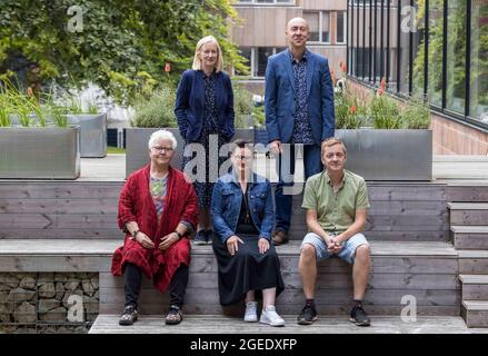 Edinburgh, Großbritannien. 19. August 2021 Im Bild: Ambrose Parry (Marissa Haetzman und Chris Brookmyre), Val McDermid, Mary Paulson Ellis und Doug Johnstone treten alle beim Edinburgh International Book Festival auf, das am Edinburgh College of Art stattfindet.Alle vier Autoren haben in der Zeit des Book Festivals einen neuen Krimi veröffentlicht. Kredit: Rich Dyson/Alamy Live Nachrichten Stockfoto