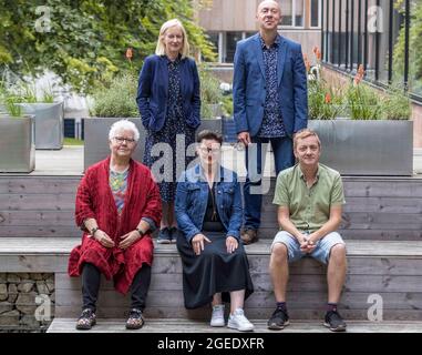 Edinburgh, Großbritannien. 19. August 2021 Im Bild: Ambrose Parry (Marissa Haetzman und Chris Brookmyre), Val McDermid, Mary Paulson Ellis und Doug Johnstone treten alle beim Edinburgh International Book Festival auf, das am Edinburgh College of Art stattfindet.Alle vier Autoren haben in der Zeit des Book Festivals einen neuen Krimi veröffentlicht. Kredit: Rich Dyson/Alamy Live Nachrichten Stockfoto