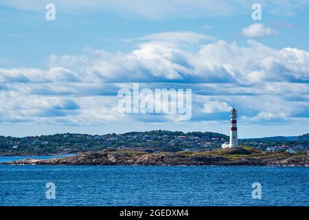 Blick auf den Leuchtturm Oksøy Fyr bei Kristiansand in Norwegen. Stockfoto