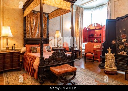 Asiatische Möbel und Dekorationen eines der Gästezimmer in Casa Loma. Casa Loma ist eine neugotische Architektur Burg, die eine große t ist Stockfoto