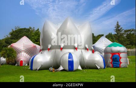 Architekten von Air's Tourenbauwerken in Blackburn, Lancashire, Großbritannien. August 2021. Zoe Felix erforscht in einem riesigen Ballon die sich verändernden Lichtmuster, die sich auf dem Weg durch labyrinthische Passagen bewegen. Das Dodecalis Luminarium bietet Momente der Pause in meditativer Stille und ruhigem Staunen in den entlegensten Ecken der präzisionsgefertigten, „Verstecken und Suchen“ beleuchteten Farbtunnel der Lichtarchitektur. Stockfoto