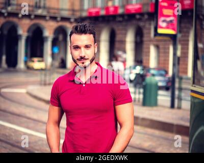 Ein hübscher junger Mann in der Stadt einstellen Stockfoto
