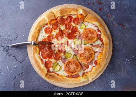 Pepperoni Pizza und Wurst Pizza auf dem gleichen Brett. In Pizza Pizza-Messer Stockfoto