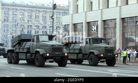 Nicht exklusiv: KIEW, UKRAINE - 18. AUGUST 2021 - Militärfahrzeuge fahren entlang der Chreschtschatyk-Straße während der Probe des Kiew-Unabhängigkeitstages Pa Stockfoto