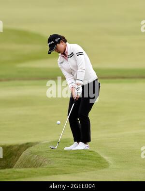 Die südkoreanische sei Young Kim setzt sich am ersten Tag des AIG Women's Open in Carnoustie auf das 18. Grün. Bilddatum: Donnerstag, 19. August 2021. Siehe PA Geschichte GOLF Frauen. Bildnachweis sollte lauten: Ian Rutherford/PA Wire. EINSCHRÄNKUNGEN: Die Nutzung unterliegt Einschränkungen. Nur redaktionelle Verwendung, keine kommerzielle Nutzung ohne vorherige Zustimmung des Rechteinhabers. Stockfoto