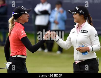 Die deutsche Sophia Popov (links) und die südkoreanische sei Young Kim reagieren auf das 18. Green am ersten Tag der AIG Women's Open in Carnoustie. Bilddatum: Donnerstag, 19. August 2021. Siehe PA Geschichte GOLF Frauen. Bildnachweis sollte lauten: Ian Rutherford/PA Wire. EINSCHRÄNKUNGEN: Die Nutzung unterliegt Einschränkungen. Nur redaktionelle Verwendung, keine kommerzielle Nutzung ohne vorherige Zustimmung des Rechteinhabers. Stockfoto