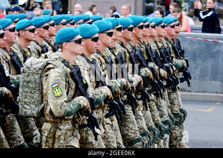 Kiew, Ukraine. August 2021. KIEW, UKRAINE - 18. AUGUST: Einheiten der ukrainischen Streitkräfte nehmen am 18. August 2021 an einer Generalprobe der Militärparade anlässlich des Unabhängigkeitstages in der Chreschatyk-Straße in Kiew, Ukraine, Teil. (Foto: Aleksandr Gusev/Pacific Press/Sipa USA) Quelle: SIPA USA/Alamy Live News Stockfoto