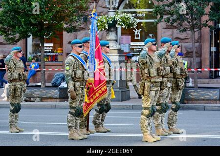 Kiew, Ukraine. August 2021. KIEW, UKRAINE - 18. AUGUST: Einheiten der ukrainischen Streitkräfte nehmen am 18. August 2021 an einer Generalprobe der Militärparade anlässlich des Unabhängigkeitstages in der Chreschatyk-Straße in Kiew, Ukraine, Teil. (Foto: Aleksandr Gusev/Pacific Press/Sipa USA) Quelle: SIPA USA/Alamy Live News Stockfoto