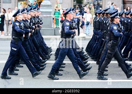 Kiew, Ukraine. August 2021. KIEW, UKRAINE - 18. AUGUST: Einheiten der ukrainischen Streitkräfte nehmen am 18. August 2021 an einer Generalprobe der Militärparade anlässlich des Unabhängigkeitstages in der Chreschatyk-Straße in Kiew, Ukraine, Teil. (Foto: Aleksandr Gusev/Pacific Press/Sipa USA) Quelle: SIPA USA/Alamy Live News Stockfoto