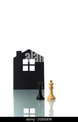 Konzeptuelle Fotografie von zwei Schachfiguren, die metaphorisch ein interrassisches heterosexuelles Paar darstellen, das eine kinderlose Familie bildet; mit dem Silhouetten Stockfoto