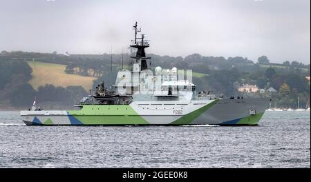 Falmouth Harbour, Cornwall, Großbritannien. August 2021. Die Royal Navy Patrol HMS Severn P282 verlässt Falmouth Harbour in ihrer neuen Tarnlackierung „Western Approaches“, die erstmals im Zweiten Weltkrieg auf Schiffen eingesetzt wurde. Die Lackierung ist eine Hommage an alle Seeleute, die in der Schlacht am Atlantik starben und kämpften. HMS Severn wird am 28. August 2021 wieder in Betrieb genommen.Quelle: Bob Sharples/Alamy Live News Stockfoto