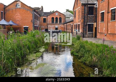 Whitchurch, Hampshire, England - 2021. August: Eingang zur Bombay Sapphire Gin Distillery, die in einer historischen alten Papierfabrik untergebracht ist. Stockfoto
