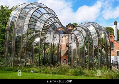 Whitchurch, Hampshire, England - August 2021: Große Gewächshäuser, die aus einem Teil der Bombay Sapphire Gin Distillery stammen Stockfoto