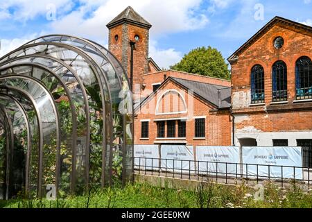 Whitchurch, Hampshire, England - August 2021: Große Gewächshäuser, die aus einem Teil der Bombay Sapphire Gin Distillery stammen Stockfoto