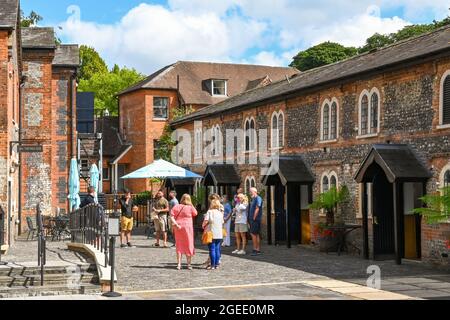 Whitchurch, Hampshire, England - 2021. August: Besuchergruppe vor einem der historischen Gebäude der Bombay Sapphire Gin Distillery Stockfoto