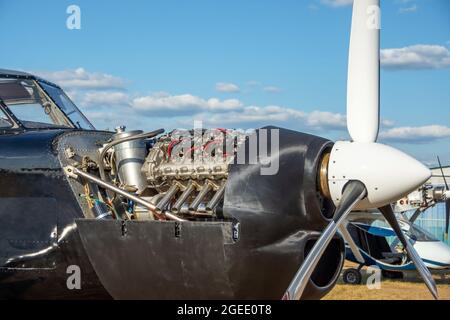Leichtmotorflugzeug mit einer offenen Motorhaube, das Gerät ist der Mechanismus der Funktion der Motorkolben und der Propeller Stockfoto