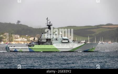 Falmouth Harbour, Cornwall, Großbritannien. August 2021. Die Royal Navy Patrol HMS Severn P282 verlässt Falmouth Harbour in ihrer neuen Tarnlackierung „Western Approaches“, die erstmals im Zweiten Weltkrieg auf Schiffen eingesetzt wurde. Die Lackierung ist eine Hommage an alle Seeleute, die in der Schlacht am Atlantik starben und kämpften. HMS Severn wird am 28. August 2021 wieder in Betrieb genommen.Quelle: Bob Sharples/Alamy Live News Stockfoto