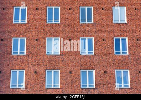 Fassade des Gebäudes mit weiß gerahmtem Wohnhaus Stockfoto