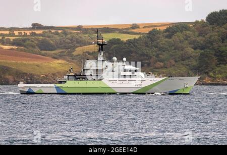 Falmouth Harbour, Cornwall, Großbritannien. August 2021. Die Royal Navy Patrol HMS Severn P282 verlässt Falmouth Harbour in ihrer neuen Tarnlackierung „Western Approaches“, die erstmals im Zweiten Weltkrieg auf Schiffen eingesetzt wurde. Die Lackierung ist eine Hommage an alle Seeleute, die in der Schlacht am Atlantik starben und kämpften. HMS Severn wird am 28. August 2021 wieder in Betrieb genommen.Quelle: Bob Sharples/Alamy Live News Stockfoto