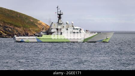 Falmouth Harbour, Cornwall, Großbritannien. August 2021. Die Royal Navy Patrol HMS Severn P282 verlässt Falmouth Harbour in ihrer neuen Tarnlackierung „Western Approaches“, die erstmals im Zweiten Weltkrieg auf Schiffen eingesetzt wurde. Die Lackierung ist eine Hommage an alle Seeleute, die in der Schlacht am Atlantik starben und kämpften. HMS Severn wird am 28. August 2021 wieder in Betrieb genommen.Quelle: Bob Sharples/Alamy Live News Stockfoto