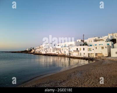 Insel Paros, Griechenland Kykladen. Naousa Stadt Panoramablick, Werbung. Am Wasser weiß getünchte Gebäude Kykladen-Architektur. Ziel Sandy Be Stockfoto