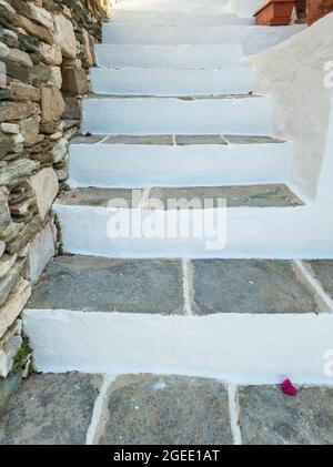 Graue leere schmale Steinmauern an der Außenseite, zwischen Steinmauer und Hausmauer, Sifnos Insel Kastro Dorf Kykladen Griechenland. Erfolg klettern, direkt Stockfoto