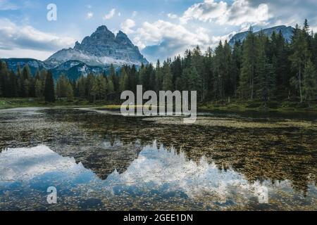 Luftaufnahme des Lago Antorno, Tre Cime di Lavaredo Berg im Hintergrund, Dolomiten, Italien Stockfoto