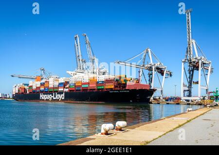 Das Containerschiff Guayaquil Express der Reederei Hapag-Lloyd wird im Hafen von Le Havre, Frankreich, mit Containerbrücken verladen. Stockfoto