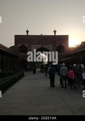 Agra, Delhi, Indien - 18. Februar 2018, Taj Mahal Eintrittskarte, Leute stehen in einer Schlange, früh am Morgen Stockfoto