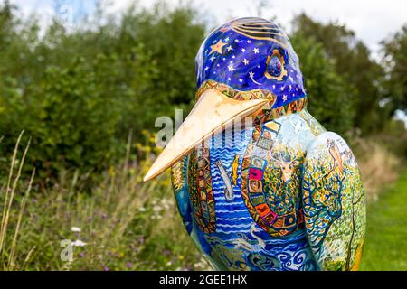 Art Shape Kingfisher von Harriet West bei Wildfowl and Wetlands Trust Entrance, Slimbridge, Gloucestershire. VEREINIGTES KÖNIGREICH Stockfoto