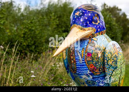 Art Shape Kingfisher von Harriet West bei Wildfowl and Wetlands Trust Entrance, Slimbridge, Gloucestershire. VEREINIGTES KÖNIGREICH Stockfoto