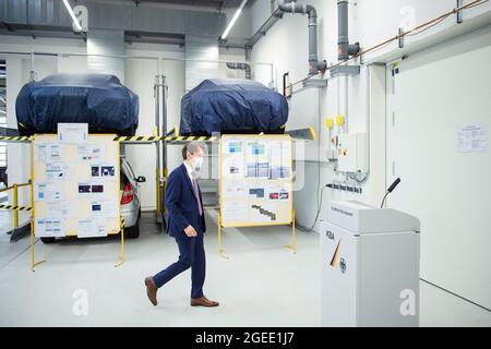 Harrislee, Deutschland. August 2021. Richard Damm, Präsident des Kraftverkehrsamtes (KBA), geht bei der öffentlichen Präsentation des neuen KBA-Testlabors in Harrislee zu einem Rednerpult, bevor er sich an Mitarbeiter und Medienvertreter wendet. Quelle: Gregor Fischer/dpa/Alamy Live News Stockfoto