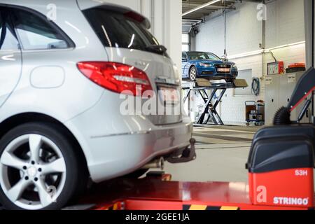 Harrislee, Deutschland. August 2021. Mercedes- und Audi-Fahrzeuge stehen in einer Werkstatt im neuen Prüflabor des Kraftverkehrsamtes (KBA) in Harrislee bereit. Quelle: Gregor Fischer/dpa/Alamy Live News Stockfoto