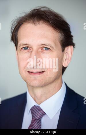 Harrislee, Deutschland. August 2021. Richard Damm, Präsident des Kraftverkehrsamtes (KBA), nimmt an einer öffentlichen Präsentation des neuen KBA-Testlabors in Harrislee Teil. Quelle: Gregor Fischer/dpa/Alamy Live News Stockfoto