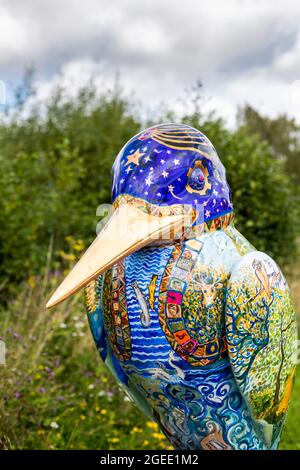 Art Shape Kingfisher von Harriet West bei Wildfowl and Wetlands Trust Entrance, Slimbridge, Gloucestershire. VEREINIGTES KÖNIGREICH Stockfoto