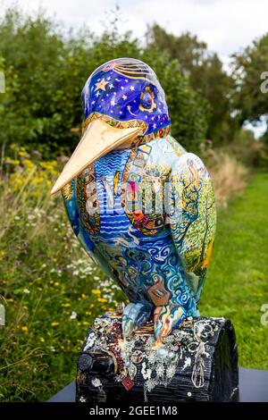 Art Shape Kingfisher von Harriet West bei Wildfowl and Wetlands Trust Entrance, Slimbridge, Gloucestershire. VEREINIGTES KÖNIGREICH Stockfoto