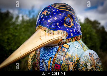 Art Shape Kingfisher von Harriet West bei Wildfowl and Wetlands Trust Entrance, Slimbridge, Gloucestershire. VEREINIGTES KÖNIGREICH Stockfoto