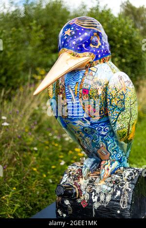 Art Shape Kingfisher von Harriet West bei Wildfowl and Wetlands Trust Entrance, Slimbridge, Gloucestershire. VEREINIGTES KÖNIGREICH Stockfoto