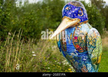 Art Shape Kingfisher von Harriet West bei Wildfowl and Wetlands Trust Entrance, Slimbridge, Gloucestershire. VEREINIGTES KÖNIGREICH Stockfoto