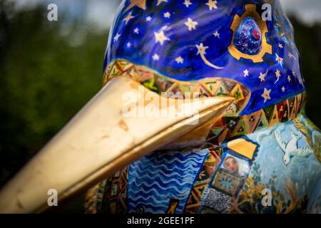 Art Shape Kingfisher von Harriet West bei Wildfowl and Wetlands Trust Entrance, Slimbridge, Gloucestershire. VEREINIGTES KÖNIGREICH Stockfoto